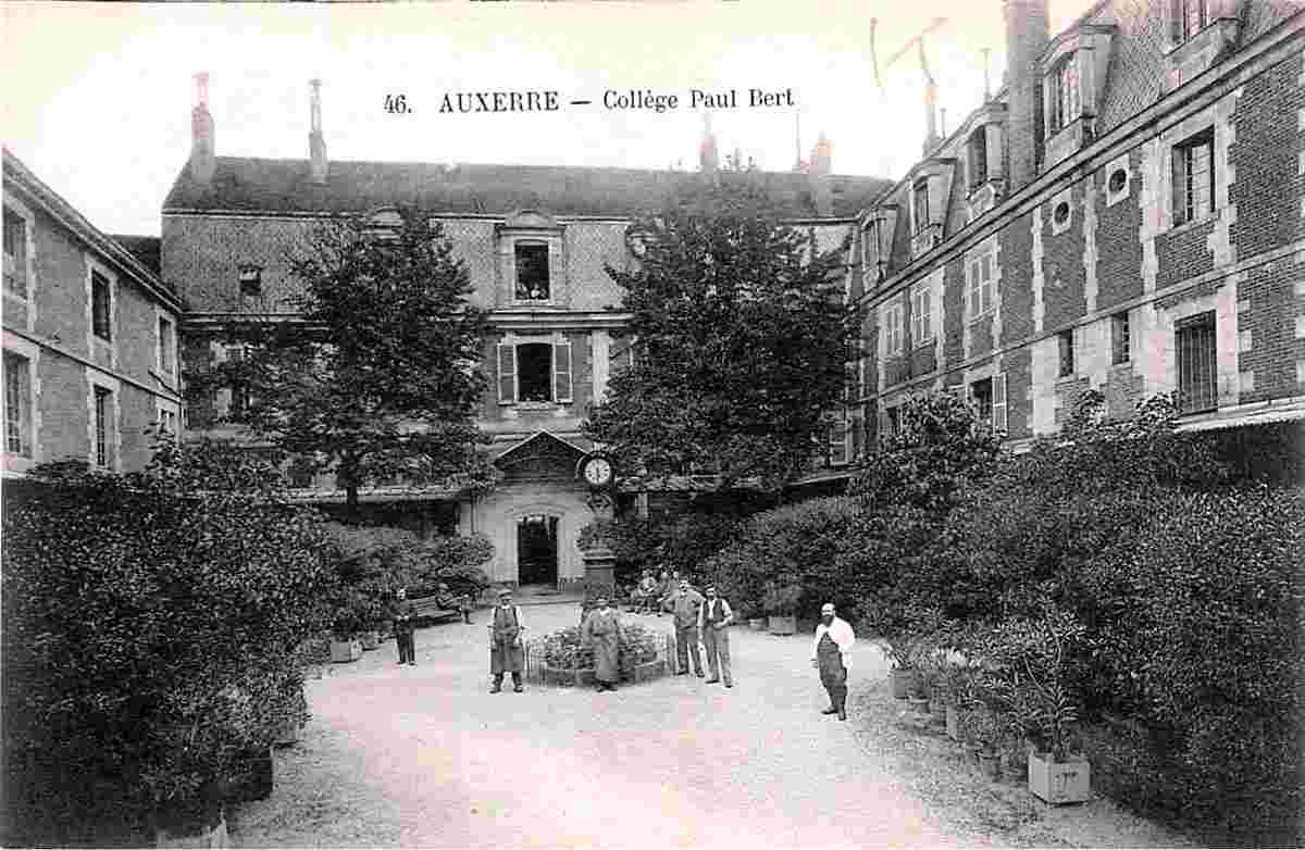 Auxerre. College Paul Bert