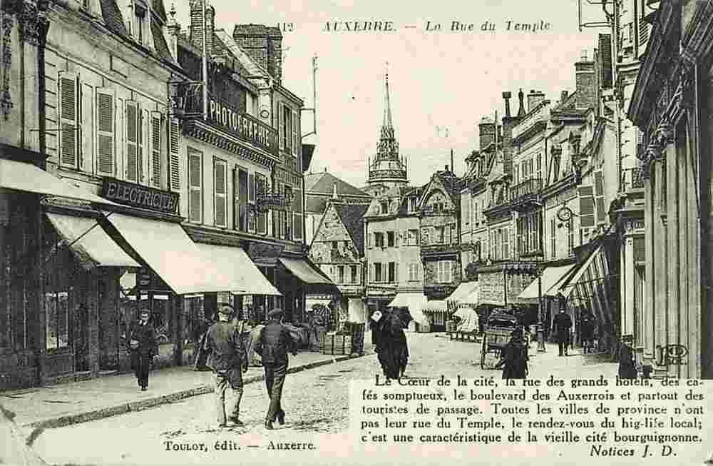 Auxerre. La Rue du Temple
