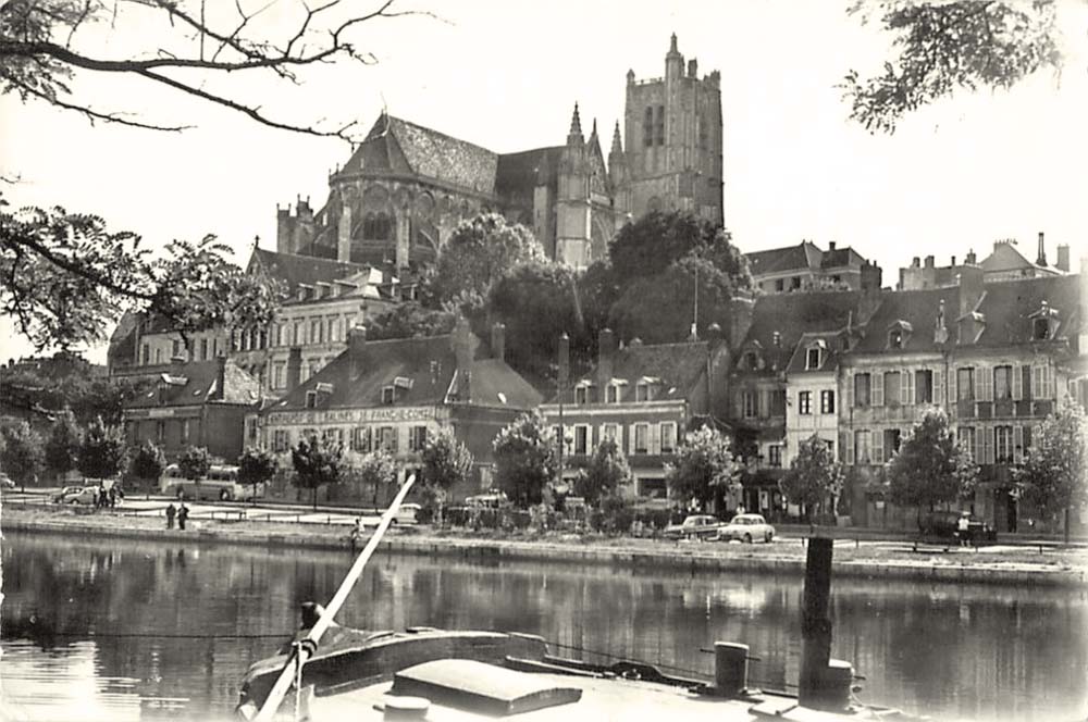 Auxerre. L'Yonne et la Cathédrale Saint Étienne