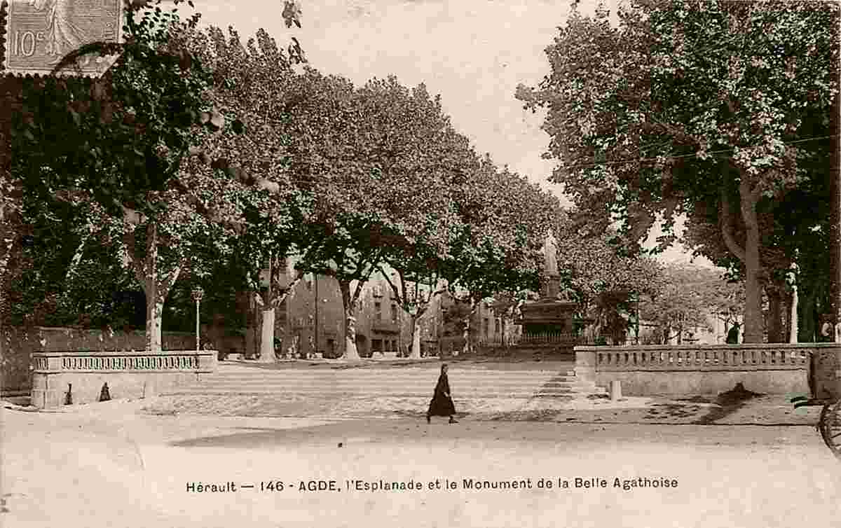 Agde. L'Esplanade et le Monument de la Belle Agathoise