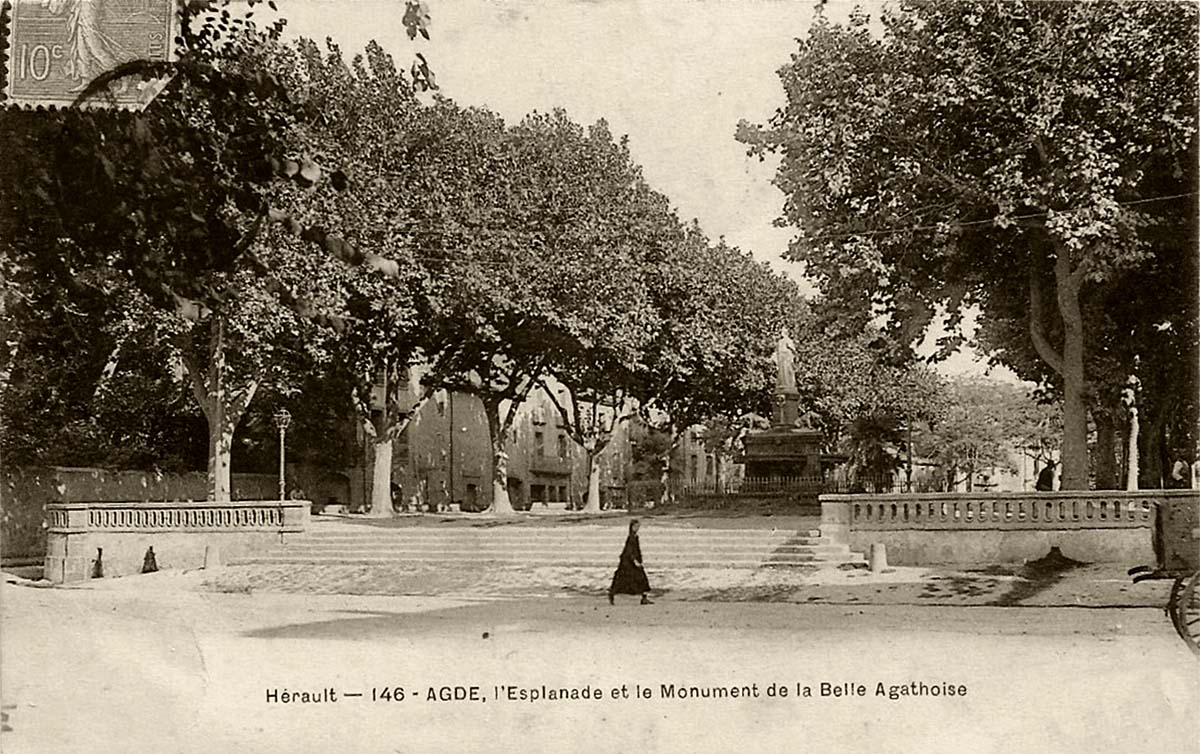 Agde. L'Esplanade et le Monument de la Belle Agathoise