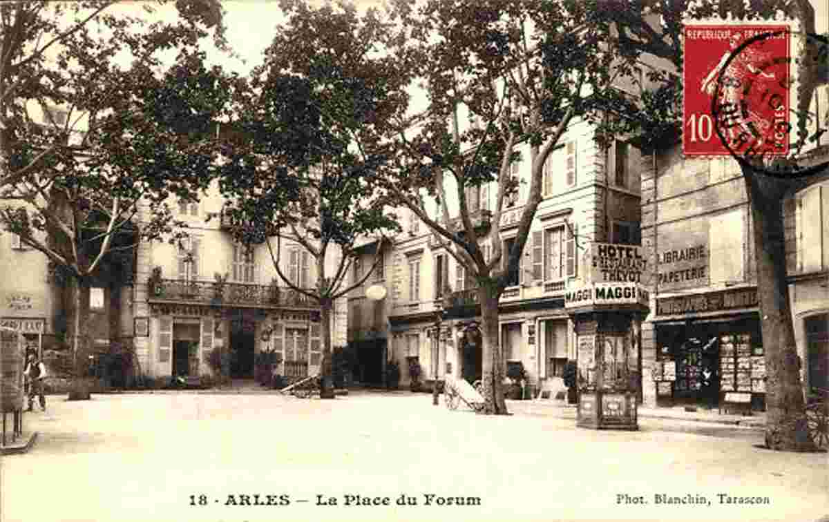 Arles. La Place du Forum, Hôtel Theyot