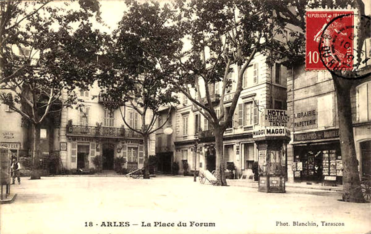 Arles. La Place du Forum, Hôtel Theyot
