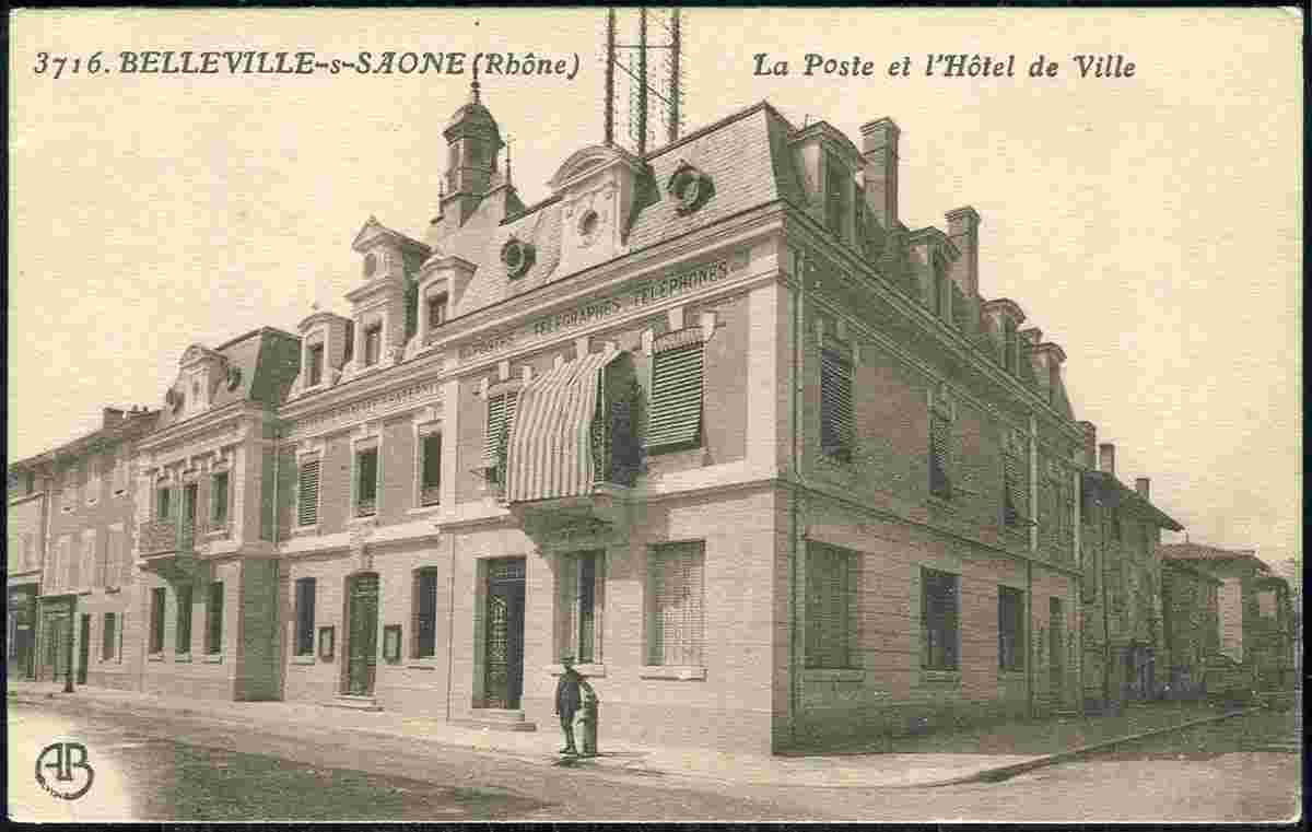 Belleville-en-Beaujolais. L'Hôtel de Ville et la Poste