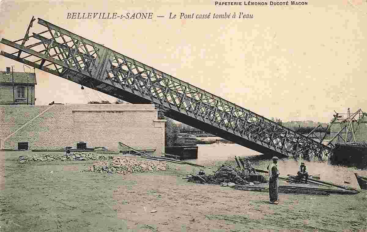 Belleville-en-Beaujolais. Pont cassé tombé à l'eau