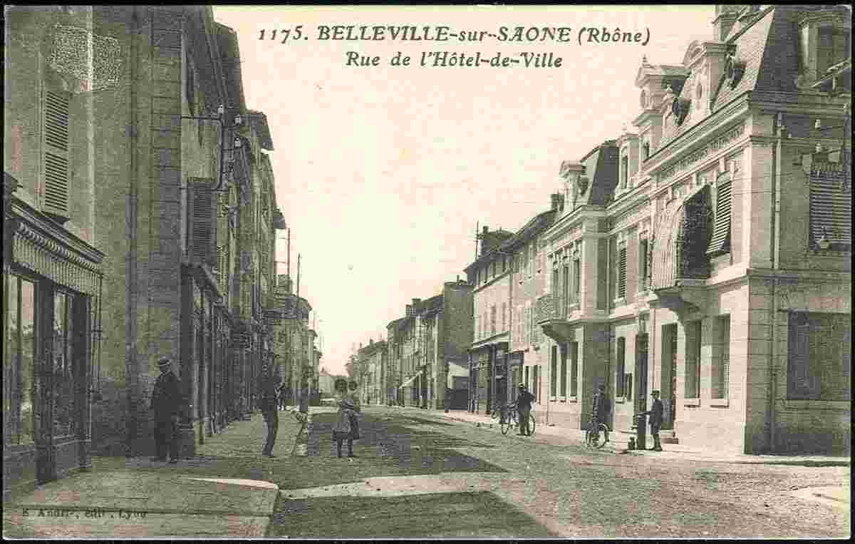Belleville-en-Beaujolais. Rue de l 'Hôtel de Ville, l'Hôtel de Ville et la Poste