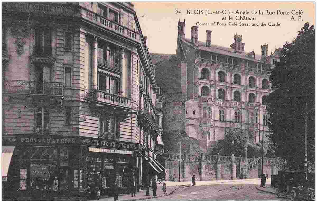 Blois. Angle de la Rue Porte côté et le Château