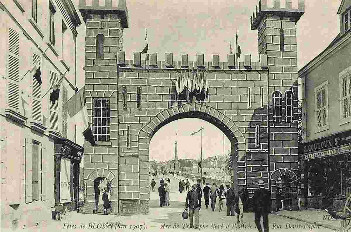 Blois. Arc de Triomphe èlève a l'entrèe de la Rue Denis-Papin, 1907