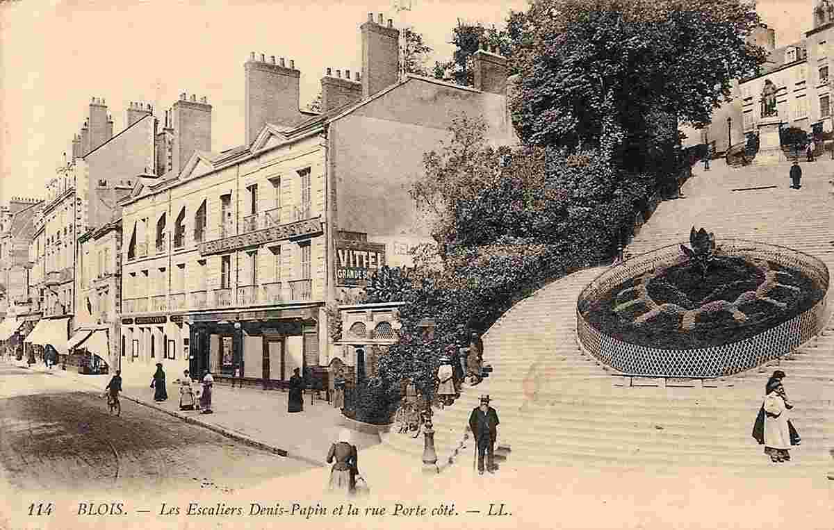 Blois. Les Escaliers Denis-Papin et la Rue Porte côté