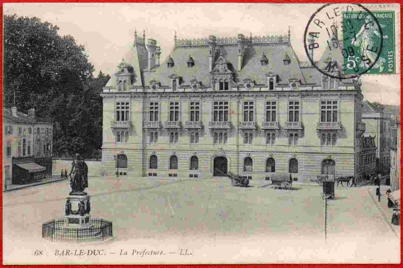 Bar-le-Duc. Place Reggio - Préfecture et Statue du Maréchal Oudinot, 1909