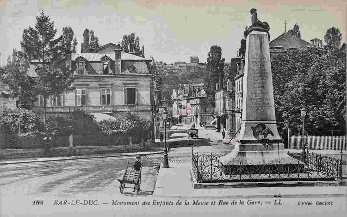 Bar-le-Duc. Rue de la Gare et Monument des Enfants de la Meuse