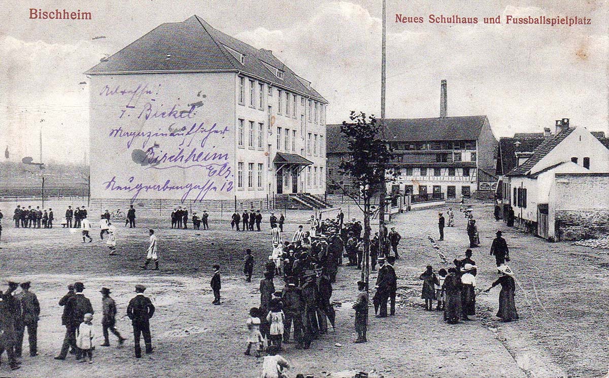 Bischheim. Neues Schulhaus und Fußball Spielplatz - Nouvelle Ecole et Terrain de Football