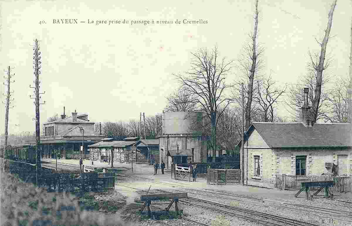 Bayeux. La Gare prise du passage à niveaux de Cremelles, 1922