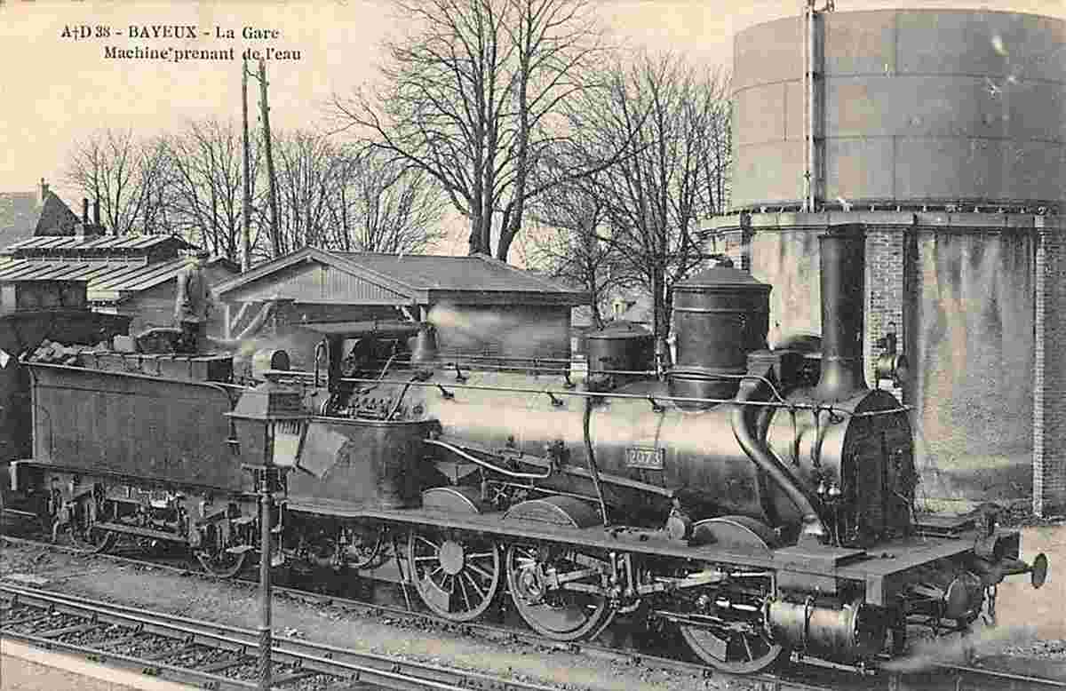 Bayeux. La Gare et le Locomotive prenant de l'eau