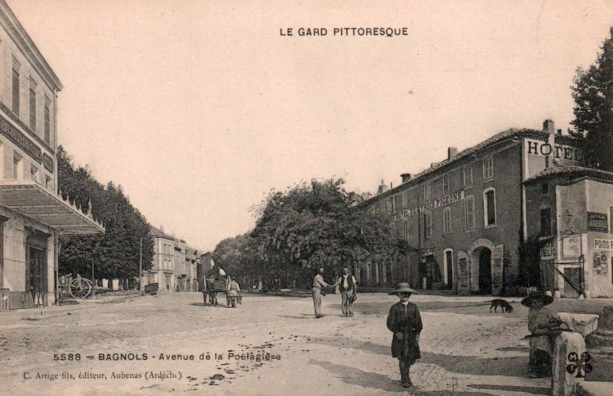 Bagnols-sur-Cèze. Avenue de la Poulagière, Hôtel des Trois Pigeons