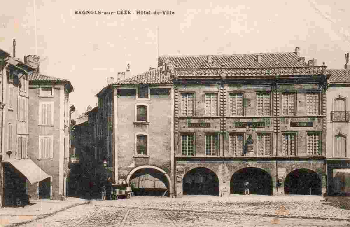 Bagnols-sur-Cèze. Place et Hôtel de Ville, Bibliothèque, Musée