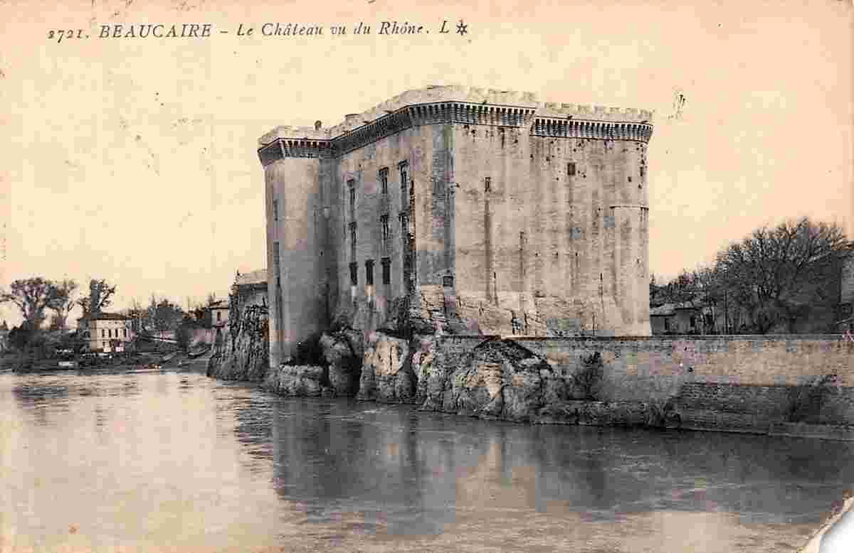 Beaucaire. Château vu du Rhône