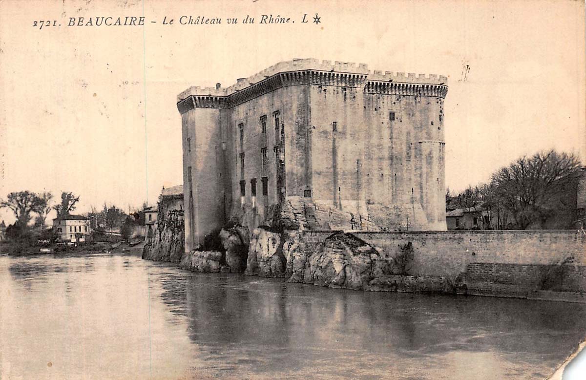 Beaucaire. Château vu du Rhône