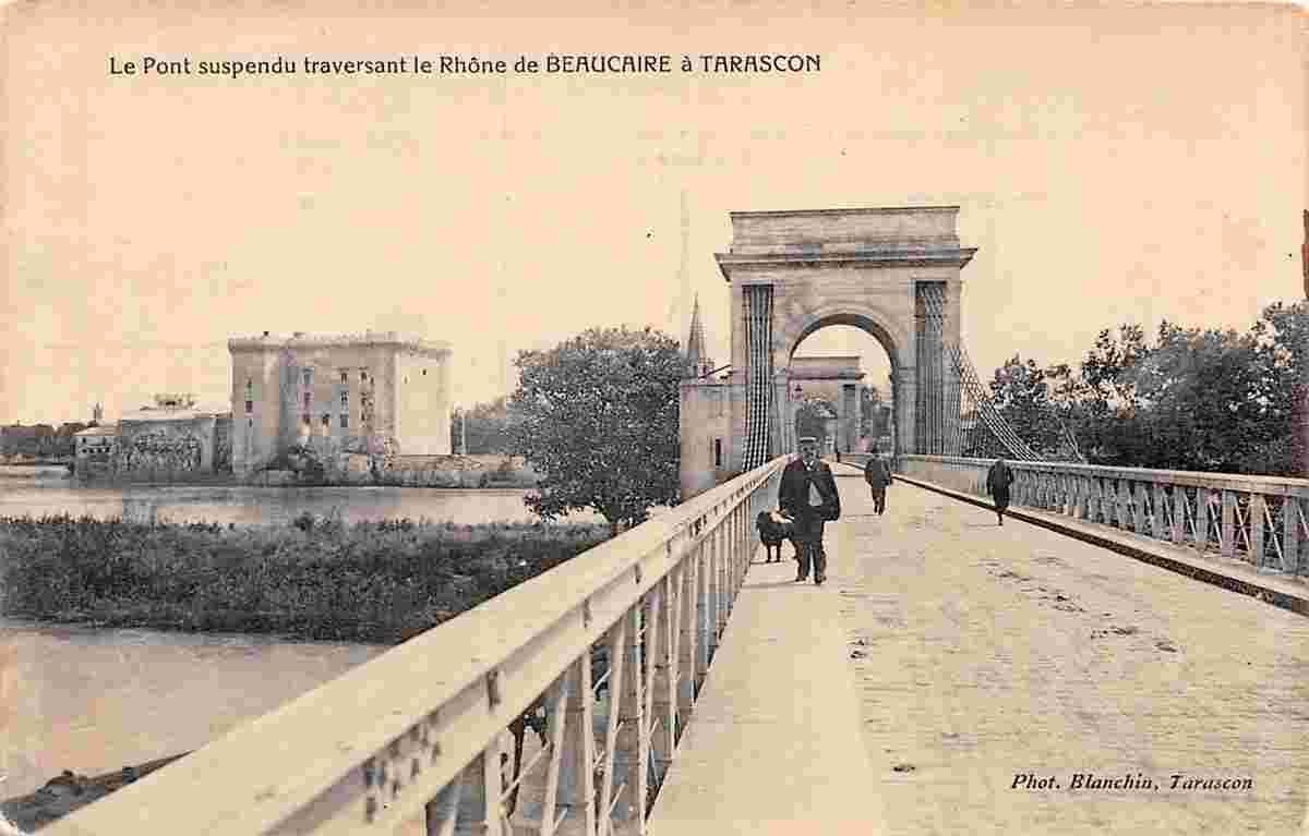 Beaucaire. Pont suspendu traversant le Rhône