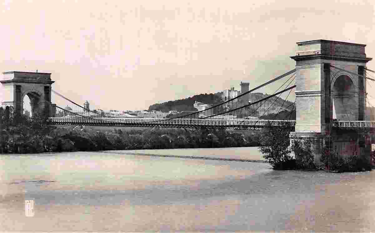 Beaucaire. Pont suspendu traversant le Rhône et la Ville, 1945