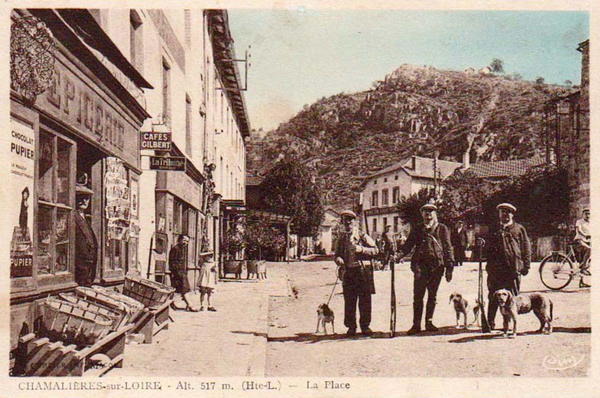 Chamalières-sur-Loire. Les Chasseurs avec leurs chiens sur la Place devant l'épicerie