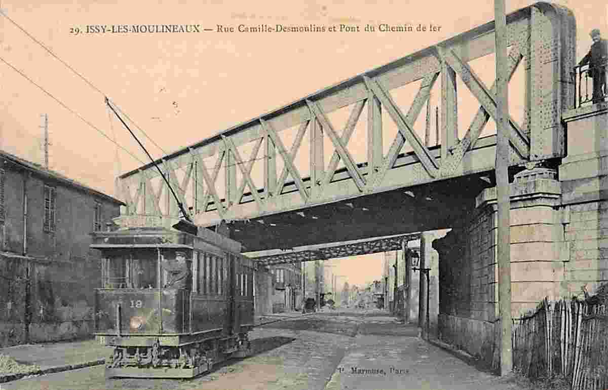 Issy-les-Moulineaux. Rue Camille Desmoulins et pont du chemin de fer, tramway