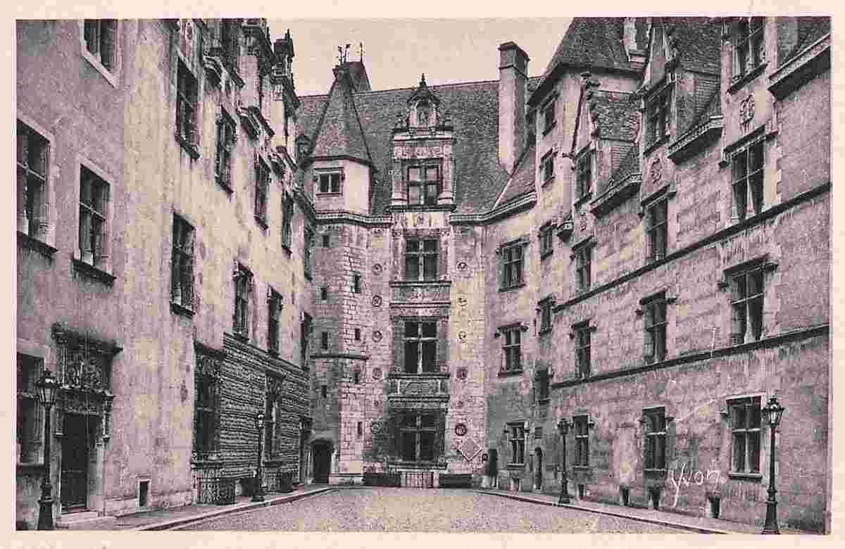 Pau. La Cour d'Honneur du Château