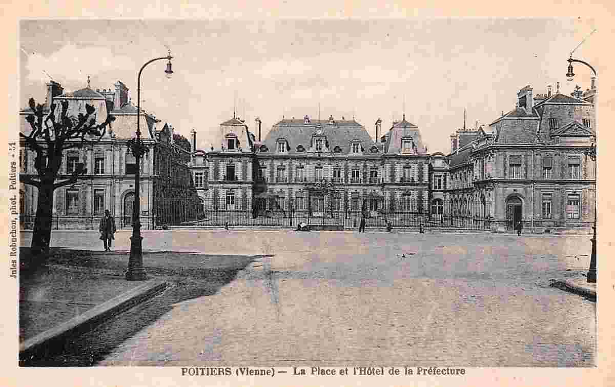 Poitiers. La Place et l'Hôtel de la Préfecture