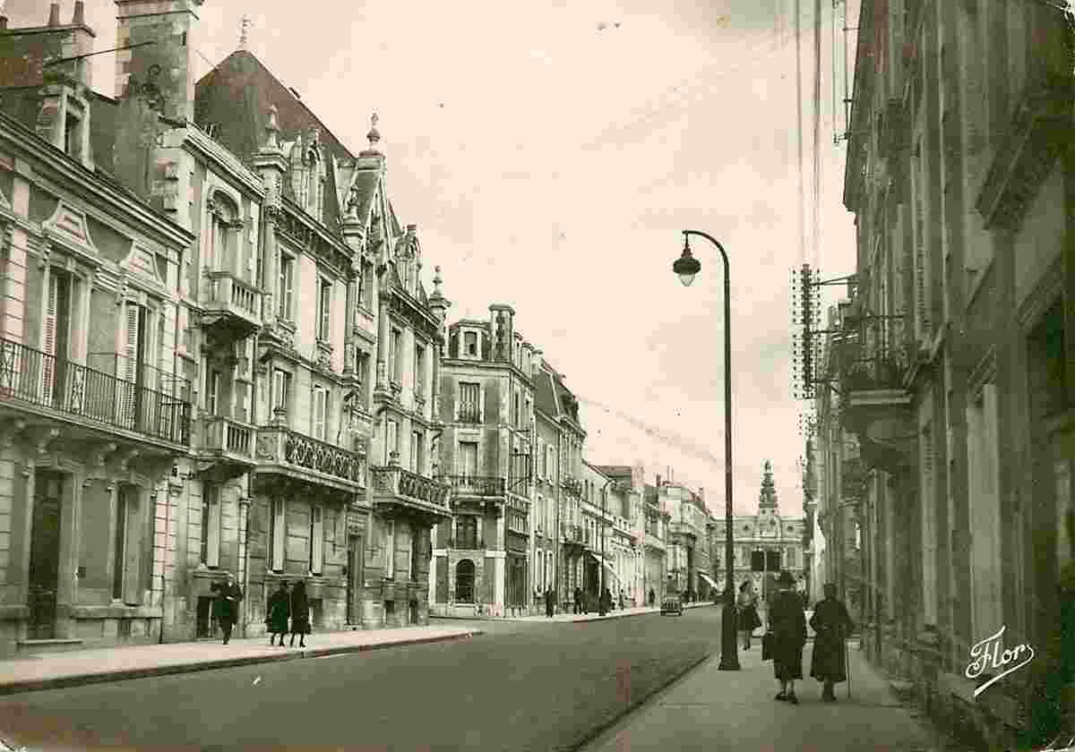 Poitiers. Rue Victor-Hugo et Hôtel de Ville