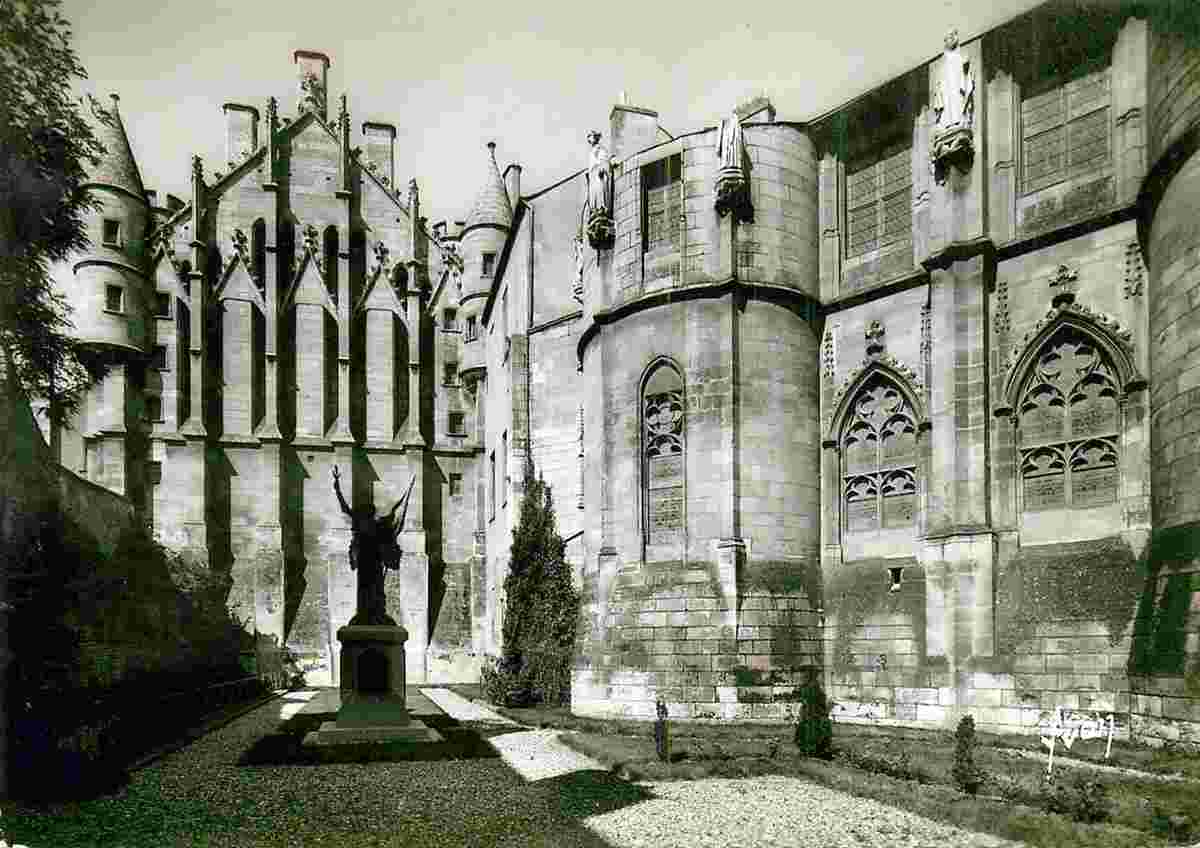 Poitiers. Tour Maubergeon et Statue de Jeanne d'Arc