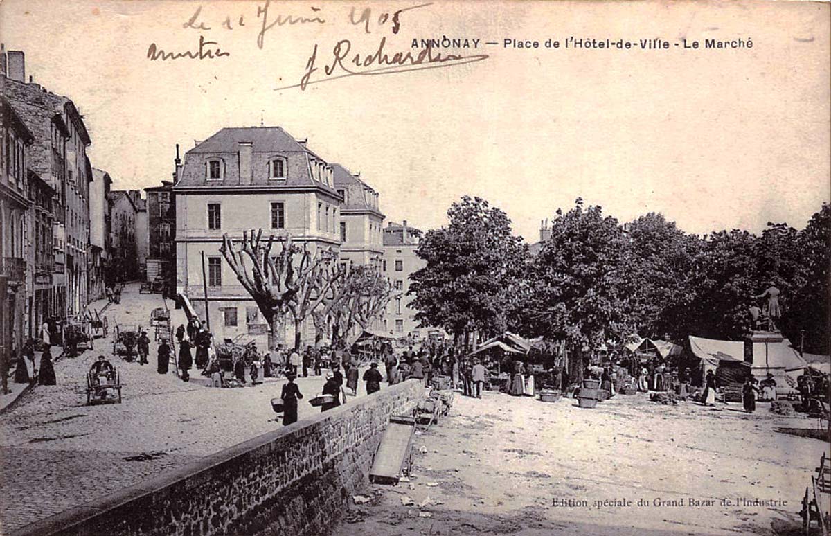 Annonay. Place de l'Hôtel de Ville et le Marché