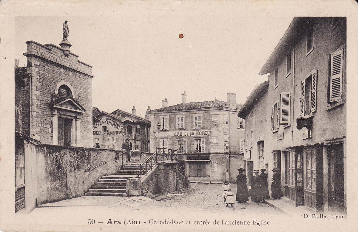 Ars-sur-Formans. Grande-Rue et entrée de l'ancienne l'Église