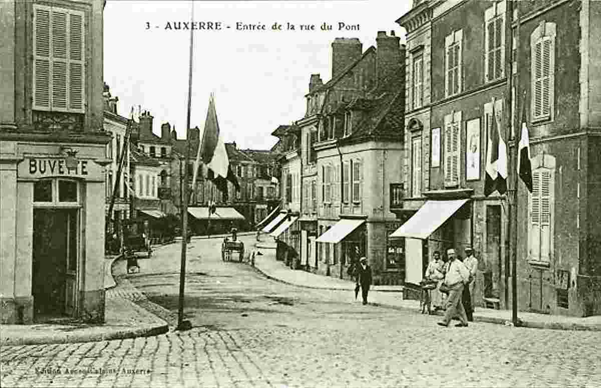 Auxerre. Entrée de la rue du Pont