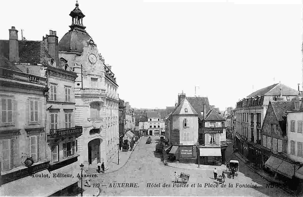 Auxerre. Hotel des Postes et la Place de la Fontaine