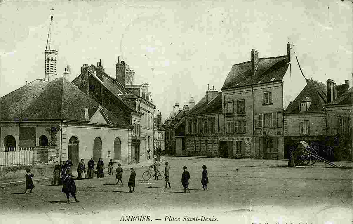 Amboise. Place Saint-Denis