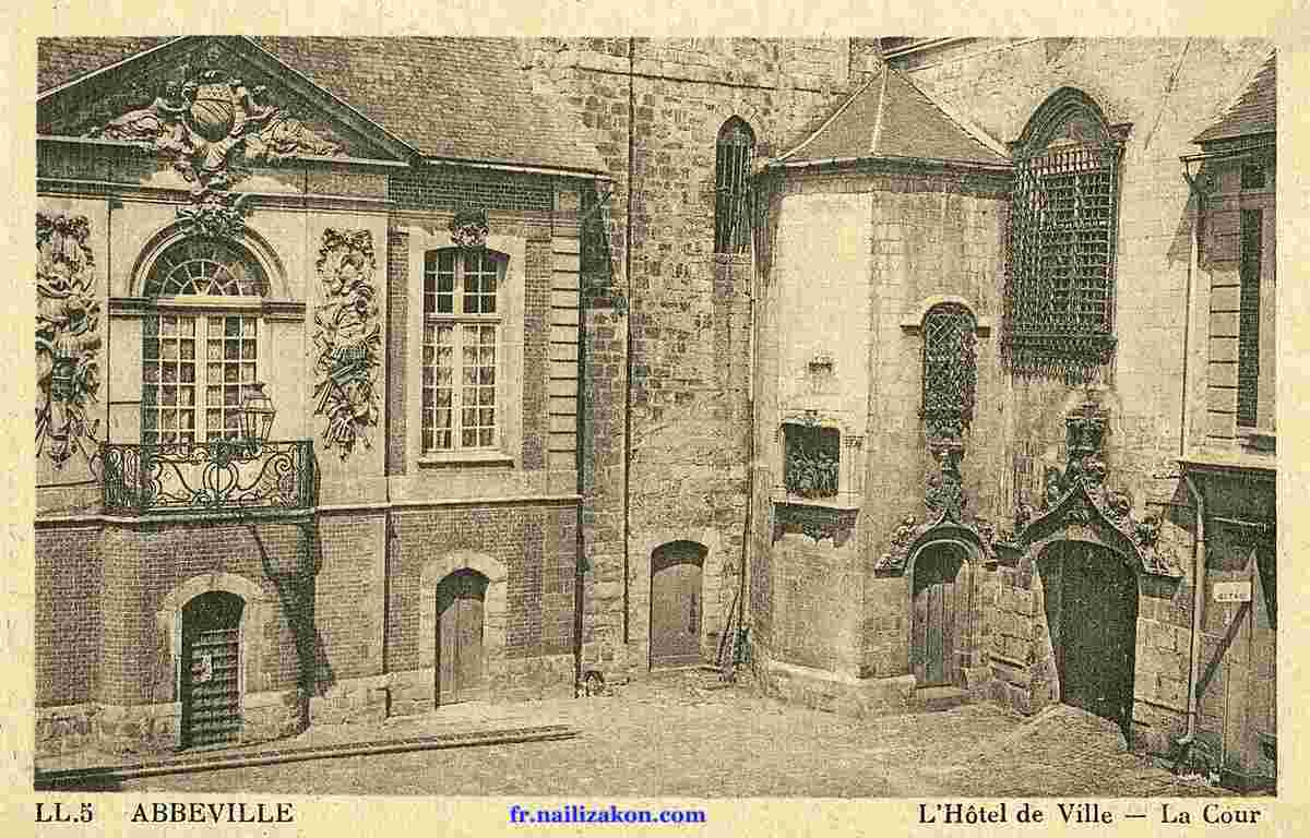 Abbeville. L'Hôtel de Ville - La Cour