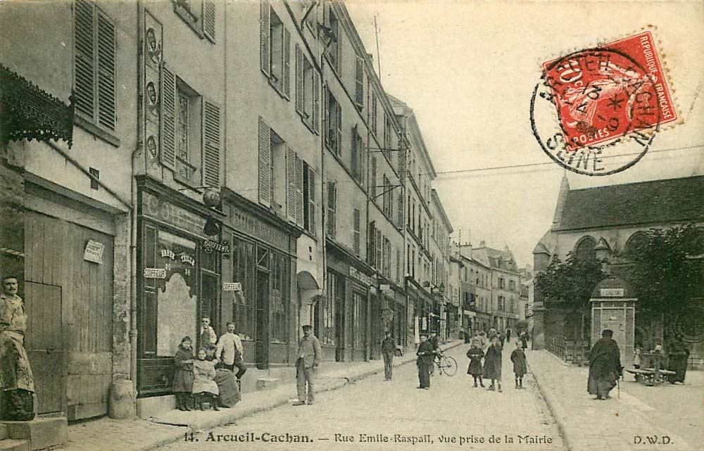 Arcueil. Rue Émile-Raspail, vue prise de la Mairie