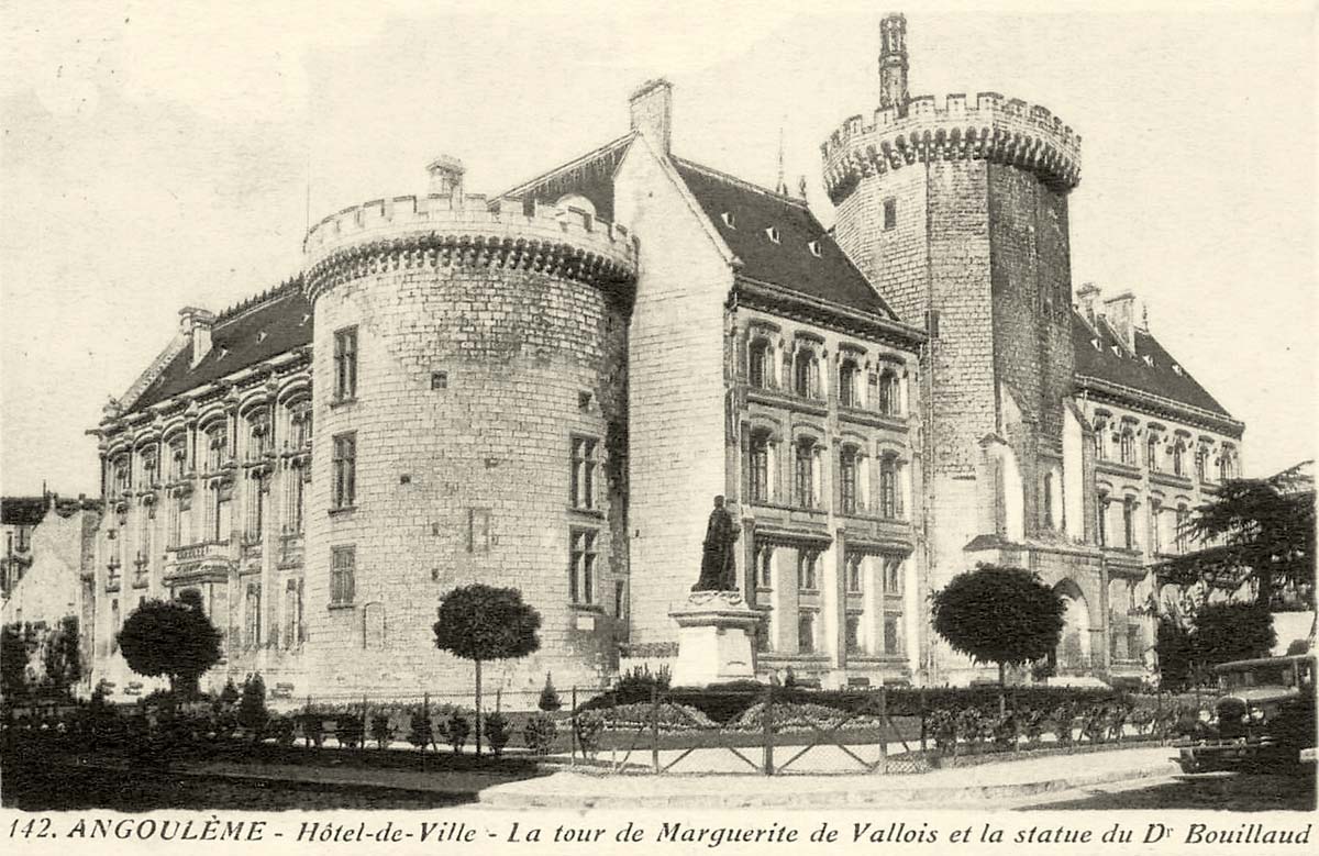 Angoulême. Hôtel de Ville, la tour de Marguerite de Valois et la statue du Dr Bouillaud