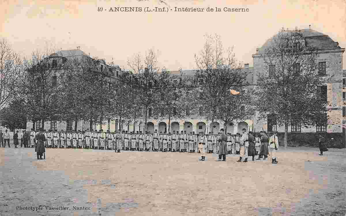 Ancenis-Saint-Géréon. Caserne, la cour, 1909