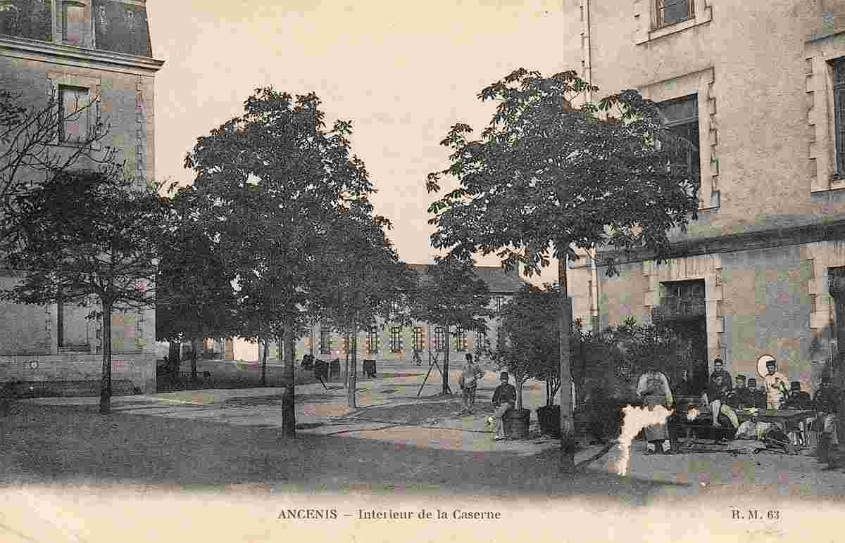 Ancenis-Saint-Géréon. Caserne, la cour