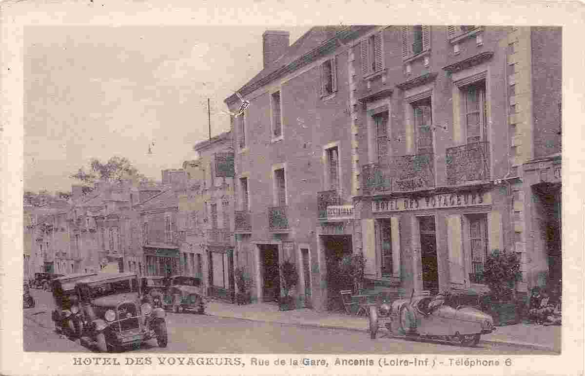 Ancenis-Saint-Géréon. Rue de la Gare, Hôtel des Voyageurs, voiture à trois roues