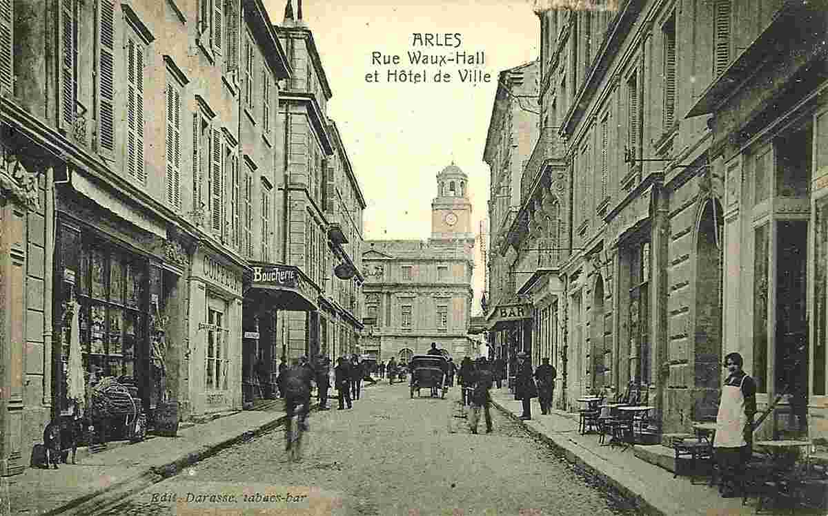 Arles. Rue Vauxhall et l'Hôtel de Ville