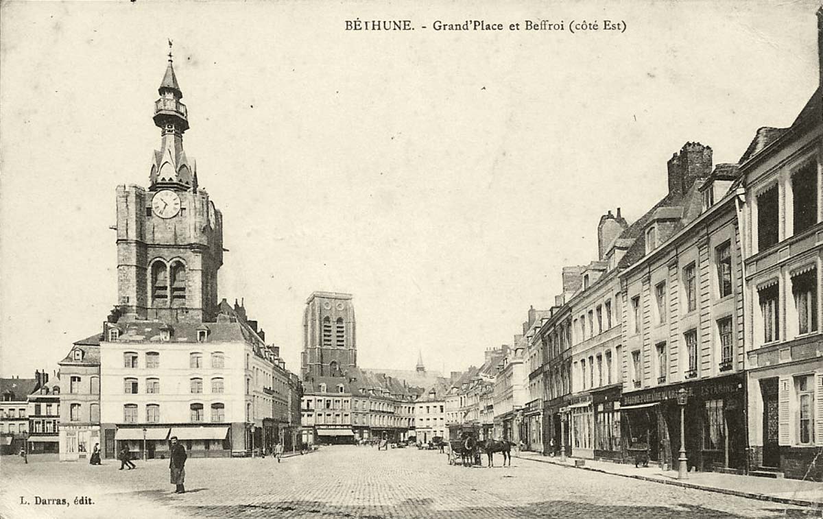 Béthune. Grand Place et Beffroi (côté Est), 1915