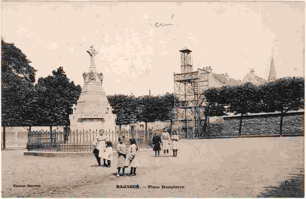 Bagneux. Place Dampierre, Monument du Commandant du ier Bataillon de Mobiles, vue arrière