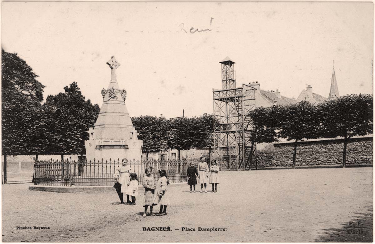 Bagneux. Place Dampierre, Monument du Commandant du ier Bataillon de Mobiles, vue arrière