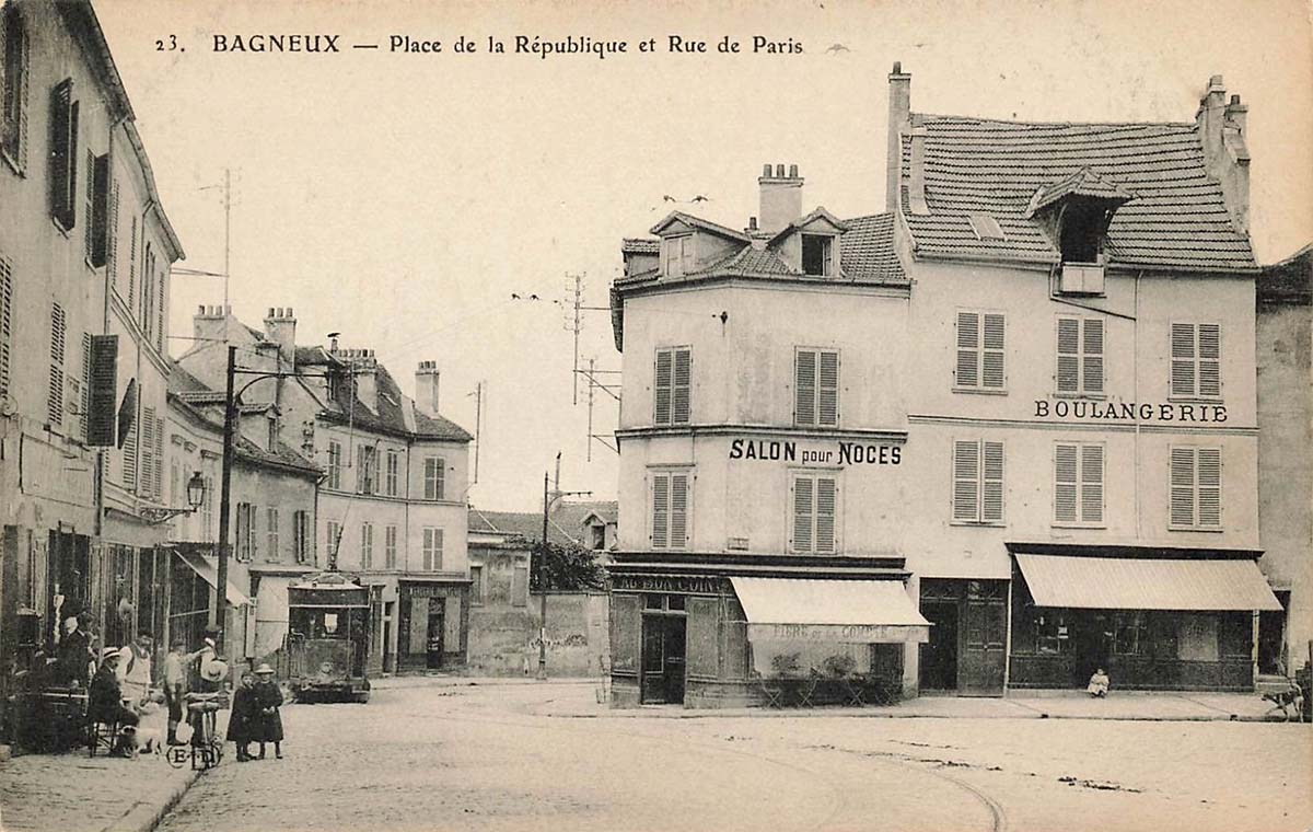 Bagneux. Rue de Paris et Place de la République, Boulangerie, Tramway