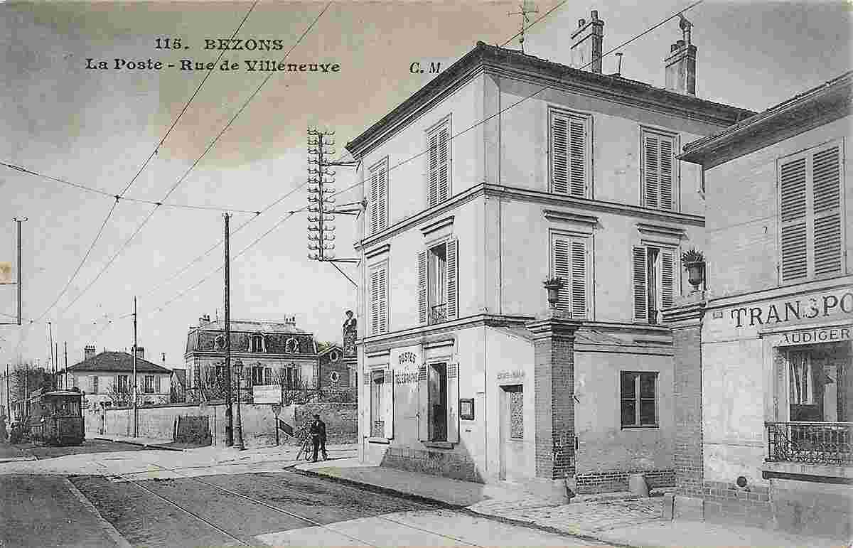Bezons. Rue de Villeneuve, la Poste, tramway