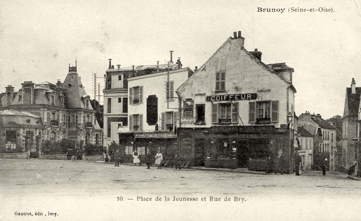Brunoy. Place de la Jeunesse et Rue de Bry