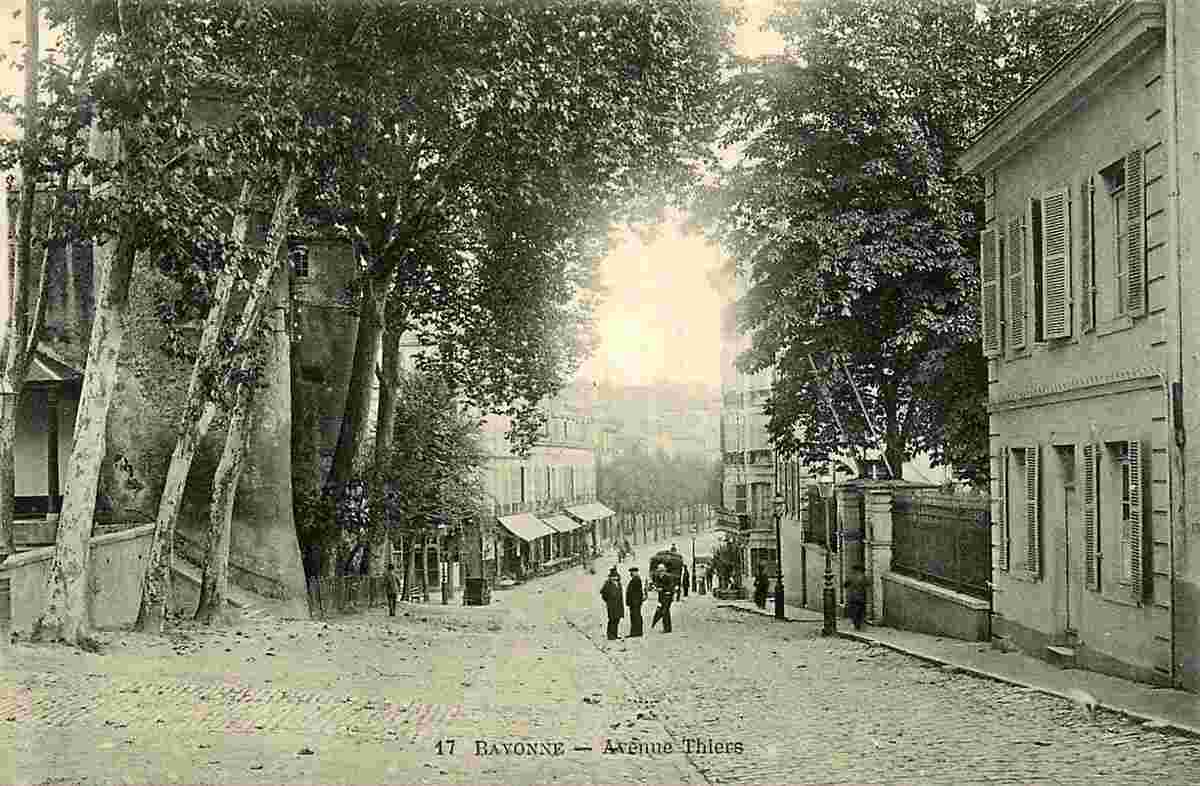 Bayonne. Rue Thiers et le Château Vieux (à gauche)