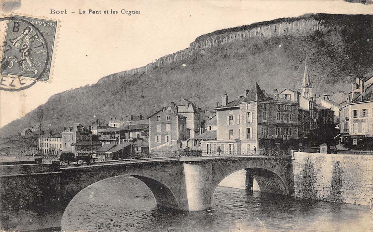 Bort-les-Orgues. Le Pont sur la Dordogne et les Orgues